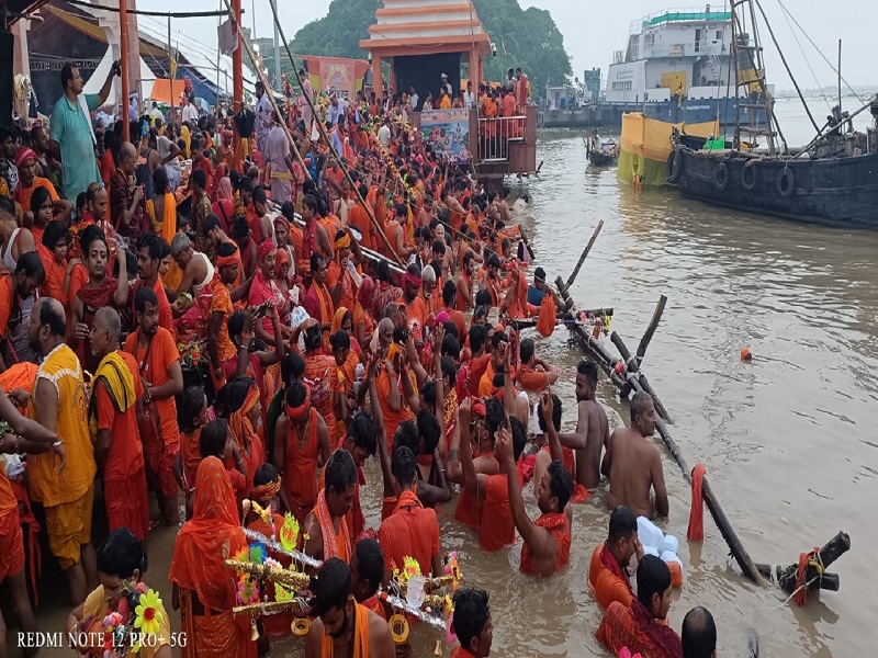 Photos: सुल्तानगंज घाट की 12 सीढ़ी तक चढ़ी गंगा, जर्मन हैंगर भी जलमग्न, कांवरियों की सुविधा हटायी गयी 2 8000