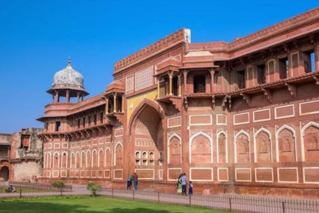 Top Wonders Of Mughal Architecture: मुगल वास्तुकला में बनी ये खूबसूरत संरचनाएं हैं लोकप्रिय पर्यटन स्थल 4 Agra Fort