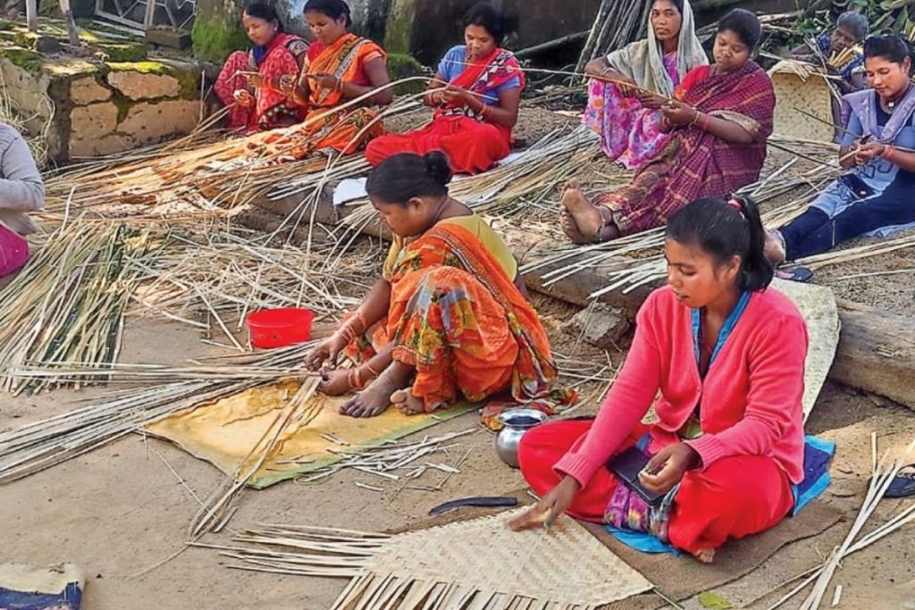 Jharkhand Tourism: झारखंड की यह जगह है बैंबू क्राफट के लिए मशहूर, पर्यटक भी हैं दीवाने 1 Bamboo Crafters