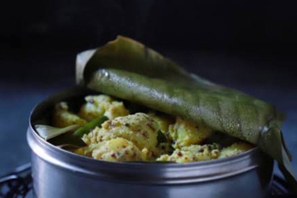 West Bengal ट्रिप पर हेल्थ की है चिंता, तो ट्राई करें ये मशहूर बंगाली व्यंजन 3 Bhapa Aloo
