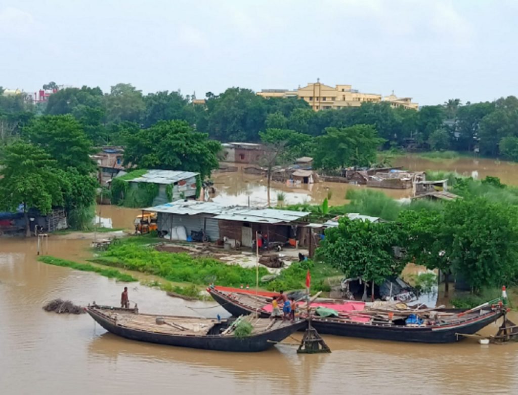 Photo: डूबी राजधानी, तैरते दिखे लोग, देखिए कैसा है पटना शहर का जल जमाव 3 Bihar Bridges 2