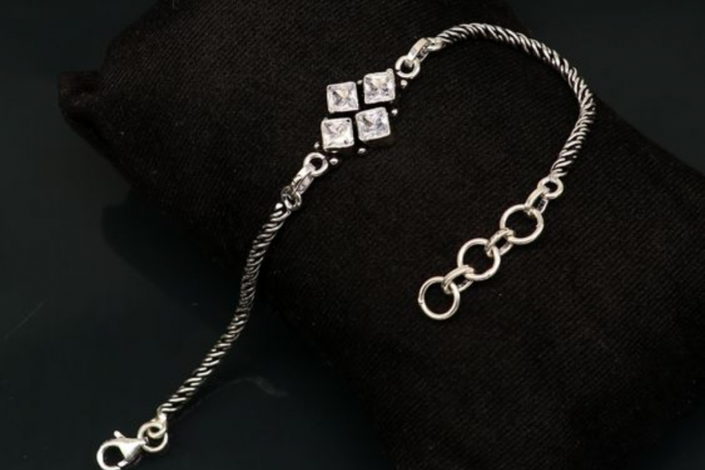Rakhi For Bhabhi, Raksha Bandhan 2024 : रक्षाबंधन पर भाभी को बांधे ये डिजाइनर राखी 2 Bracelet