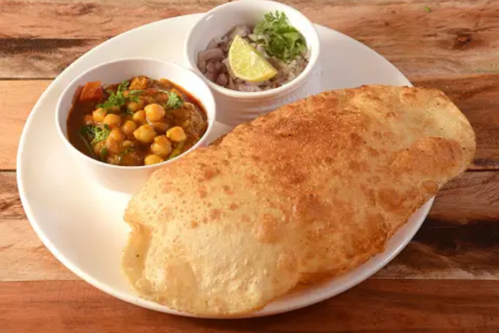 Travel Tips: खाने के है शौकीन तो ये जगहें कर देंगी आपको खुश 2 Chhole Bhature