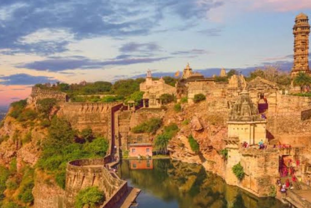 India Tourism: 15 अगस्त पर बना रहे हैं घूमने का प्लान तो चले आइए राजस्थान 5 Chittorgarh Fort, Rajasthan