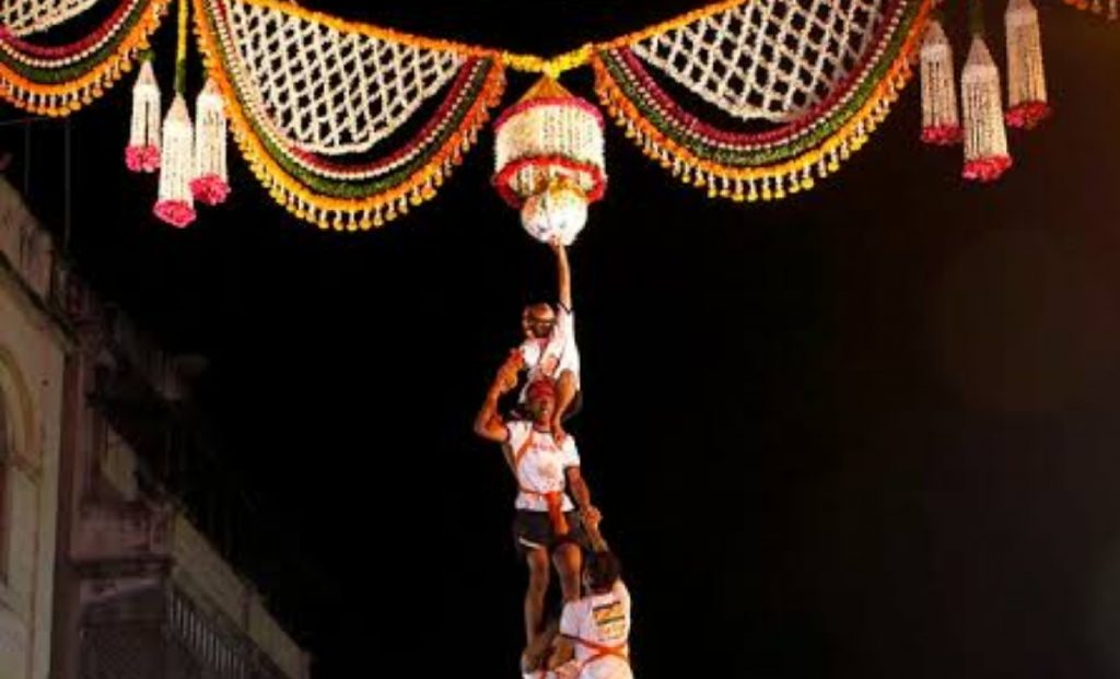 Places To Visit On Janmashtami 2024: मुंबई में अनोखा होता है जन्माष्टमी का त्योहार, दही हांडी मचाती है धूम 1 Dahi Handi