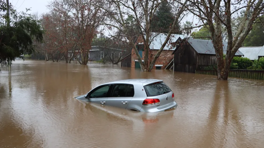 बाढ़ में डूबी कार का मिलेगा इंश्योरेंस कवर या हो जाएगी कबाड़? 1 Flood Damaged Car Wes Warren Via Unsplash