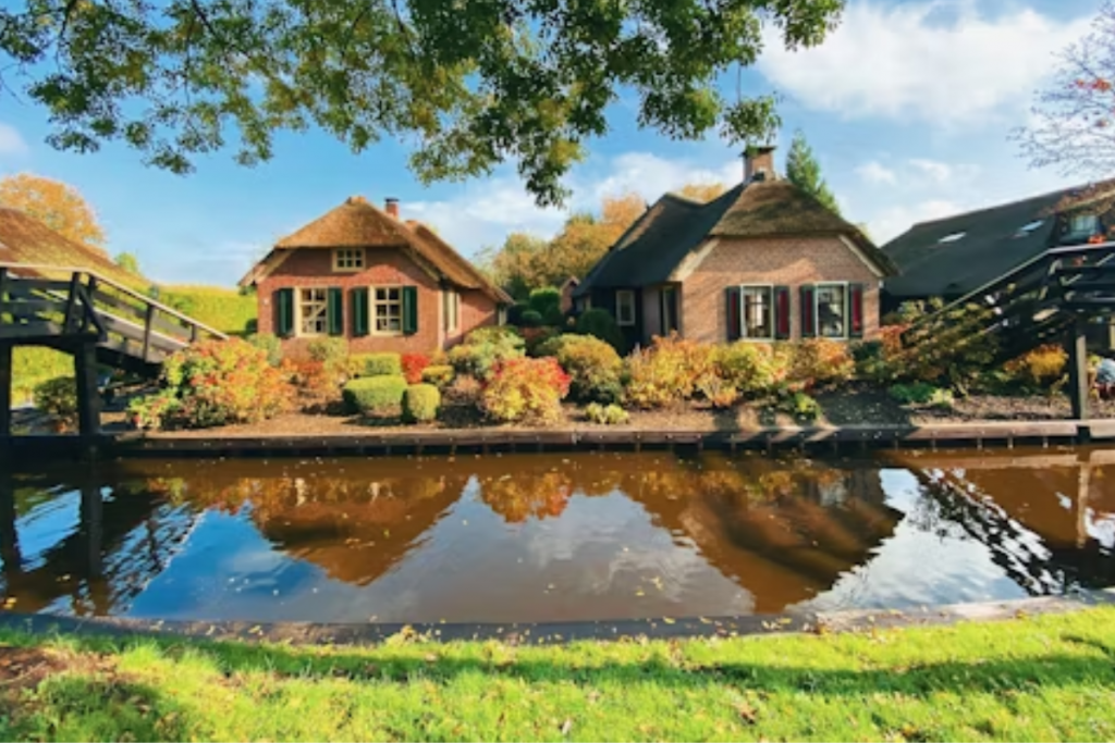 Giethoorn Village: ये है दुनिया का अनोखा गांव, यहां आने के लिए नहीं पड़ती सड़कों की जरूरत 2 Giethoorn Village 1