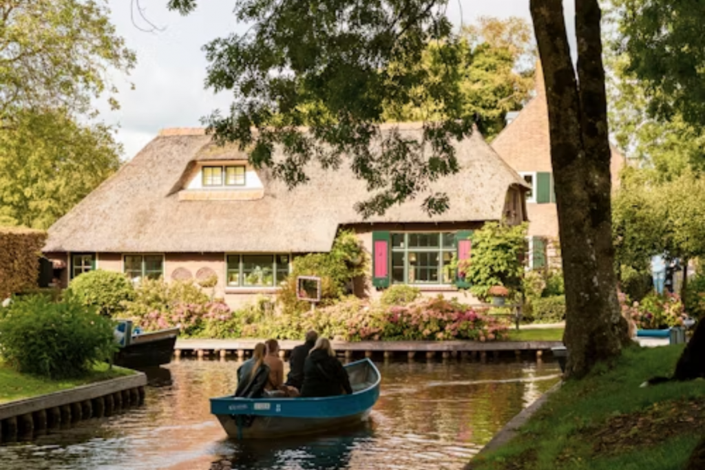 Giethoorn Village: ये है दुनिया का अनोखा गांव, यहां आने के लिए नहीं पड़ती सड़कों की जरूरत 1 Giethoorn Village