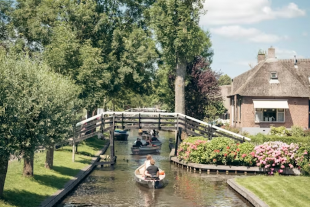 Giethoorn Village: ये है दुनिया का अनोखा गांव, यहां आने के लिए नहीं पड़ती सड़कों की जरूरत 4 Giethoorn Village 3