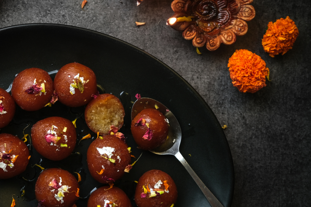 Travel Tips: खाने के है शौकीन तो ये जगहें कर देंगी आपको खुश 1 Gulab Jamun