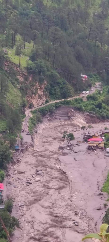 Himachal Cloudbursts: ड्रोन ढूंढ़ रहा है मलबे में जिंदगी, तस्वीरों में देखें कुल्लू, मंडी और शिमला के हालात 4 Himachal Cloudbursts