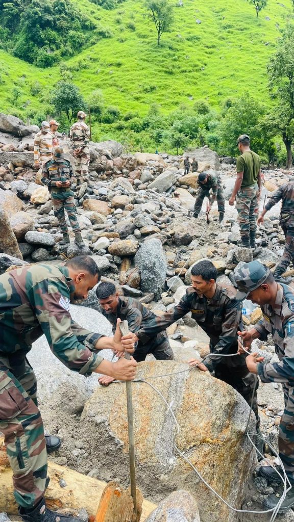 Himachal Cloudbursts: ड्रोन ढूंढ़ रहा है मलबे में जिंदगी, तस्वीरों में देखें कुल्लू, मंडी और शिमला के हालात 2 Himachal Cloudbursts News