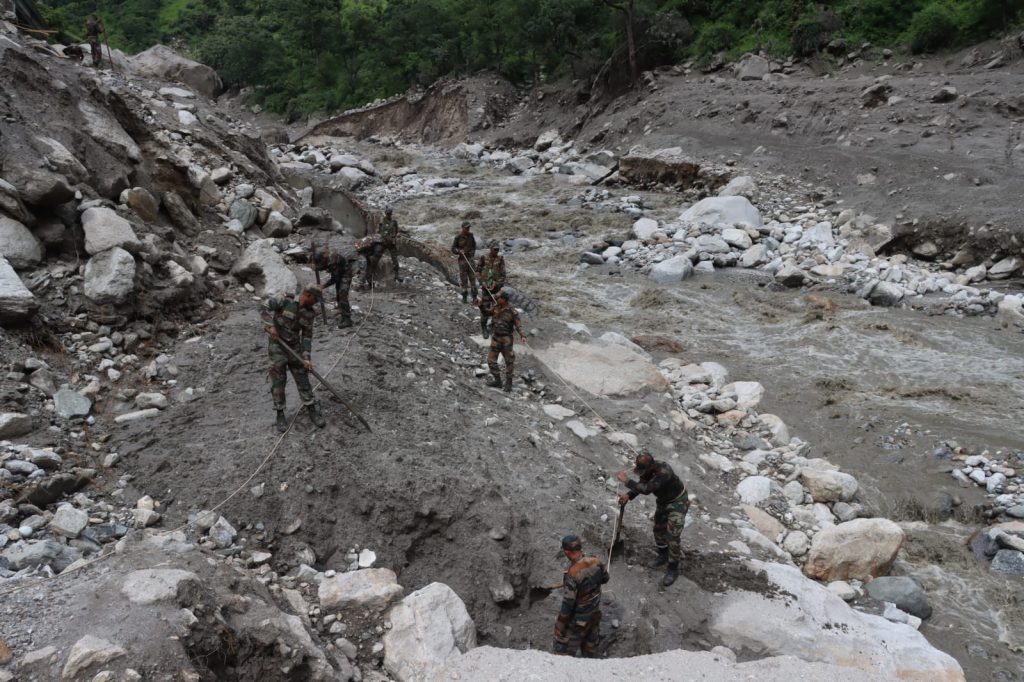 Himachal Cloudbursts: ड्रोन ढूंढ़ रहा है मलबे में जिंदगी, तस्वीरों में देखें कुल्लू, मंडी और शिमला के हालात 1 Himachal Cloudbursts Updates