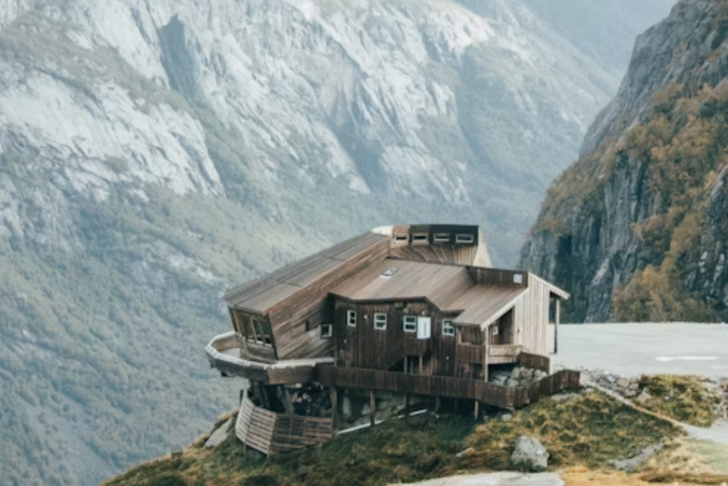 Kjeragbolten, Norway: केजेरागबोल्टन चट्टान तक पहुंचना नही है आसान, केवल साहसी लोगों में है हिम्मत इस पर कदम रखने की 1 Kjeragbolten 1