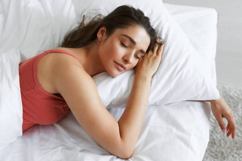 Hot Milk Drink Benefits: रात को गर्म दूध पीकर सोने से क्या फायदे होते हैं? 1 Good Sleep Health Benefits