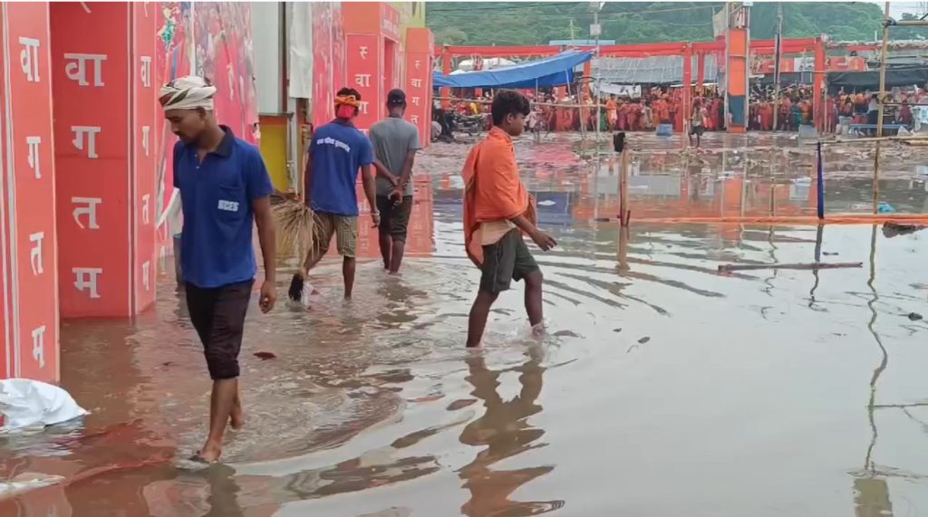 Photos: सुल्तानगंज घाट की 12 सीढ़ी तक चढ़ी गंगा, जर्मन हैंगर भी जलमग्न, कांवरियों की सुविधा हटायी गयी 5 Screenshot 2024 08 12 082326 1