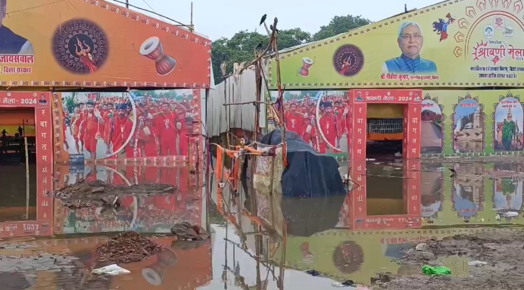 Photos: सुल्तानगंज घाट की 12 सीढ़ी तक चढ़ी गंगा, जर्मन हैंगर भी जलमग्न, कांवरियों की सुविधा हटायी गयी 4 Screenshot 2024 08 12 082345