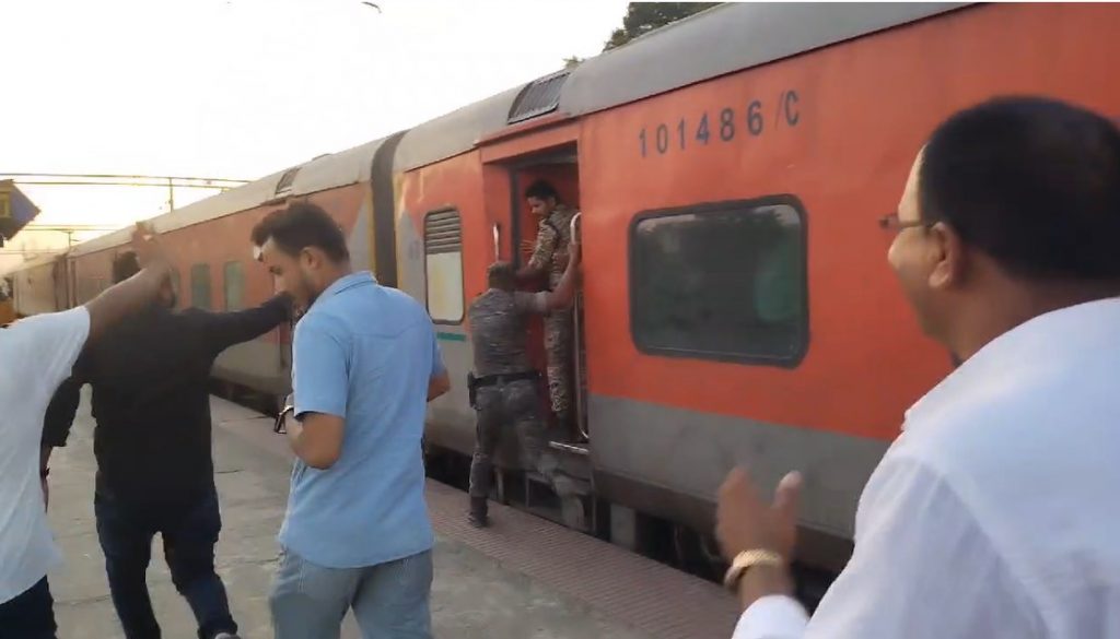 Video: पप्पू यादव के समर्थक व अंगरक्षक जब जान जोखिम में डालकर दौड़े, चलती राजधानी ट्रेन में देखिए क्या हुआ… 4 Screenshot 2024 08 18 092338