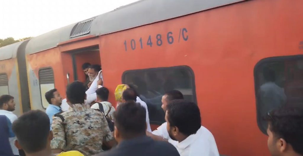 Video: पप्पू यादव के समर्थक व अंगरक्षक जब जान जोखिम में डालकर दौड़े, चलती राजधानी ट्रेन में देखिए क्या हुआ… 3 Screenshot 2024 08 18 092401