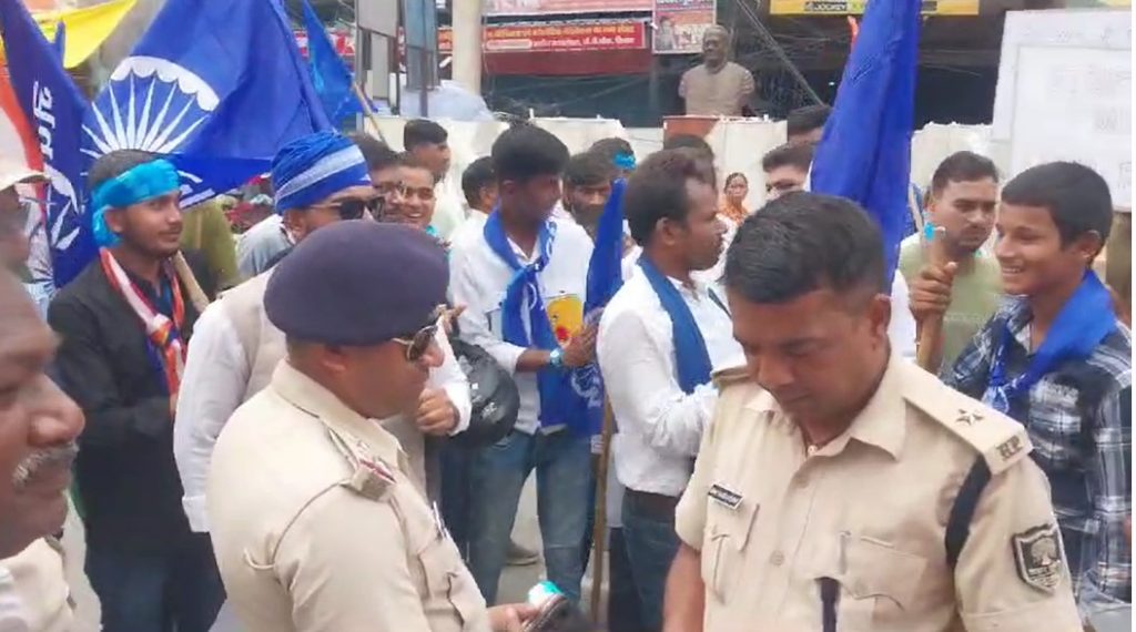 Photos: भारत बंद का बिहार में दिखा असर, ट्रेन व वाहनों को रूकवाया, यात्री व परीक्षार्थी दिखे परेशान 10 Screenshot 2024 08 21 094537