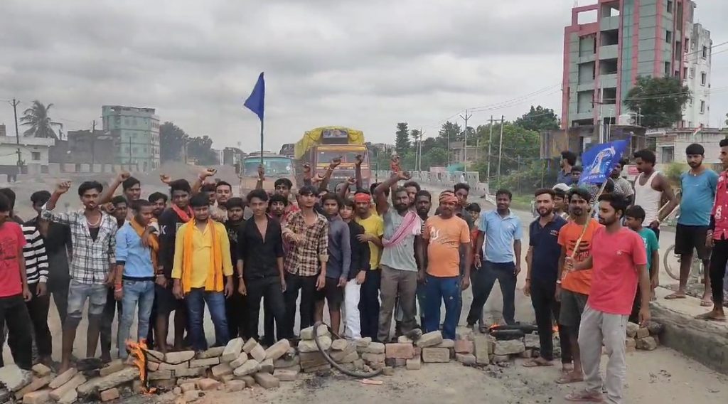 Photos: भारत बंद का बिहार में दिखा असर, ट्रेन व वाहनों को रूकवाया, यात्री व परीक्षार्थी दिखे परेशान 19 Screenshot 2024 08 21 095131