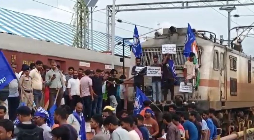 Photos: भारत बंद का बिहार में दिखा असर, ट्रेन व वाहनों को रूकवाया, यात्री व परीक्षार्थी दिखे परेशान 20 Screenshot 2024 08 21 100113