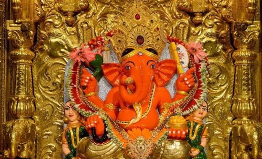 Places To Visit On Ganesh Chaturthi 2024: गणपति बप्पा के दर्शन करने आएं ये प्रसिद्ध मंदिर 1 Siddhivinayak Temple