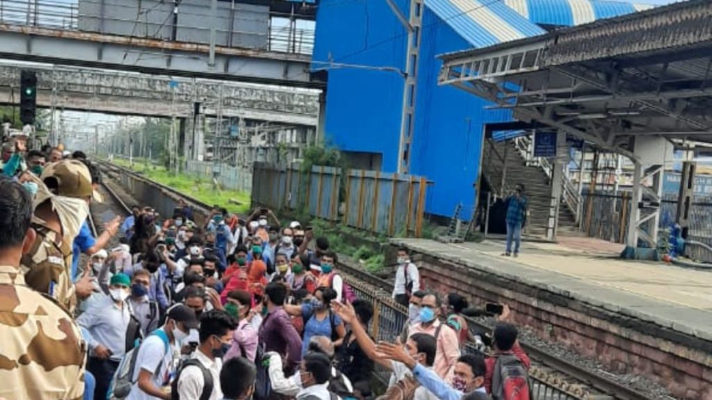 Maharashtra: दो नाबालिग लड़कियों के कथित यौन उत्पीड़न के विरोध में, बदलापुर स्टेशन पर 'रेल रोको' अभियान 2 Badlapur Railway Station