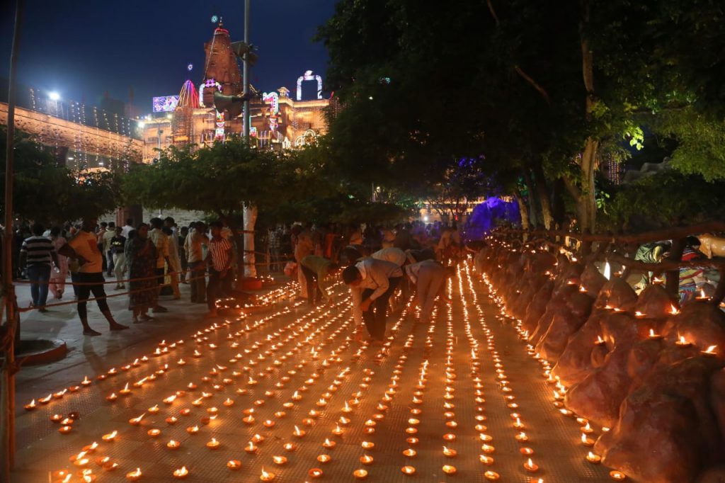 Janmashtami: 5251 दीपों से जन्माष्टमी महोत्सव की शुरुआत, ठाकुर जी को अर्पित किया गया सोम चंद्रिका पोशाक 1 Whatsapp Image 2024 08 25 At 8.07.45 Pm 2