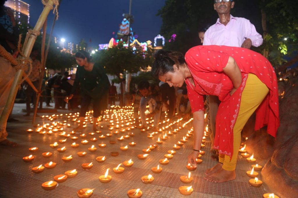 Janmashtami: 5251 दीपों से जन्माष्टमी महोत्सव की शुरुआत, ठाकुर जी को अर्पित किया गया सोम चंद्रिका पोशाक 3 Whatsapp Image 2024 08 25 At 8.07.46 Pm 1