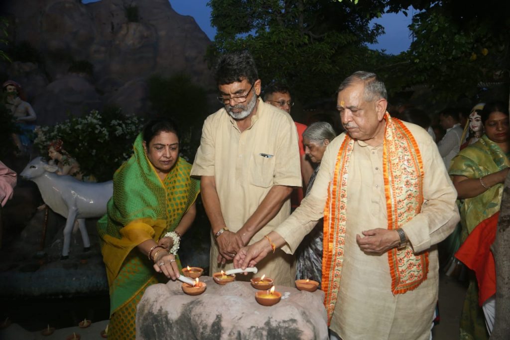 Janmashtami: 5251 दीपों से जन्माष्टमी महोत्सव की शुरुआत, ठाकुर जी को अर्पित किया गया सोम चंद्रिका पोशाक 2 Whatsapp Image 2024 08 25 At 8.07.46 Pm