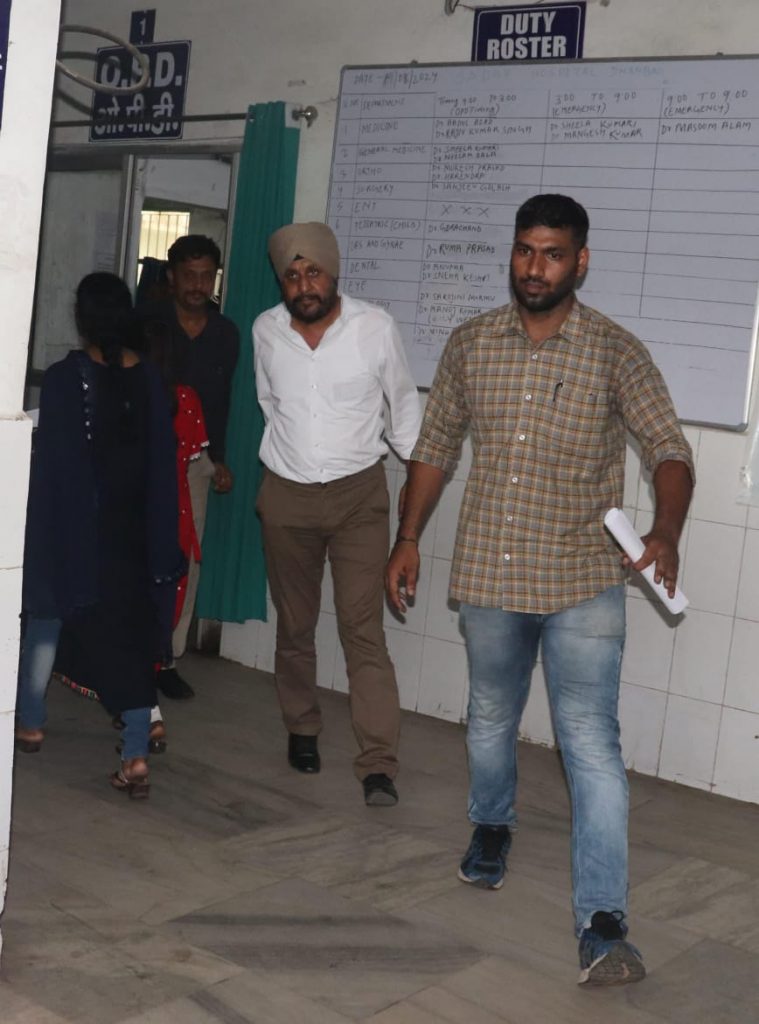Cbi Raid In Dhanbad: सीबीआई का धनबाद में एक्शन जारी, इनकम टैक्स अफसर से लेकर बड़े व्यापारियों के ठिकानों पर छापेमारी 2 Whatsapp Image 2024 08 27 At 2.40.52 Pm