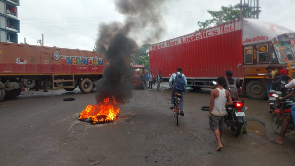पटना में युवक की गोली मारकर हत्या, आक्रोशित लोगों ने बिहटा-आरा मुख्य मार्ग पर की आगजनी, पुलिस जांच में जुटी… 1 Aagjani
