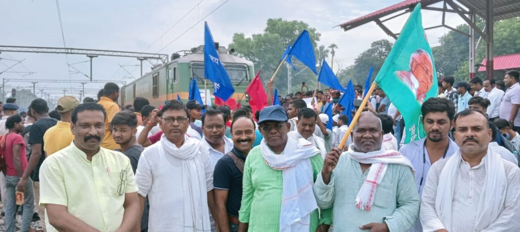 Photos: भारत बंद का बिहार में दिखा असर, ट्रेन व वाहनों को रूकवाया, यात्री व परीक्षार्थी दिखे परेशान 3 B44029Bf D86E 401D 89A3 D1E232Fea253