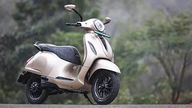 इस Electric Scooter को खरीदने के लिए टूट पड़े ग्राहक, जुलाई में 20,000 से ज्यादा बुकिंग 1 Bajaj Chetak Bajaj Chetak11