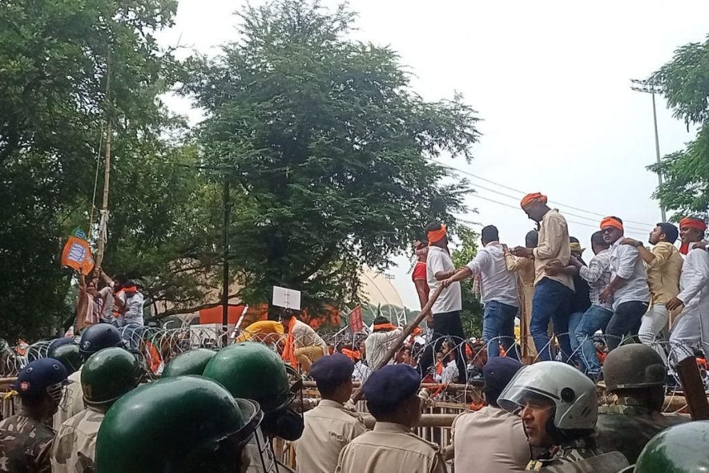 Video: मोरहाबादी रणक्षेत्र में तब्दील, भाजपा की युवा आक्रोश रैली पर दागे आंसू गैस के गोले, हुई पानी की बौछार, कई घायल 1 Bjp Yuva Aakrosh Rally