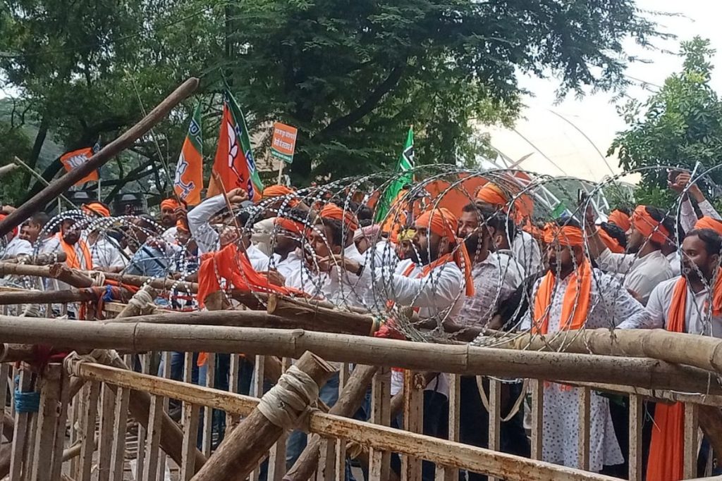 Video: मोरहाबादी रणक्षेत्र में तब्दील, भाजपा की युवा आक्रोश रैली पर दागे आंसू गैस के गोले, हुई पानी की बौछार, कई घायल 2 Bjp Yuva Aakrosh Rally News