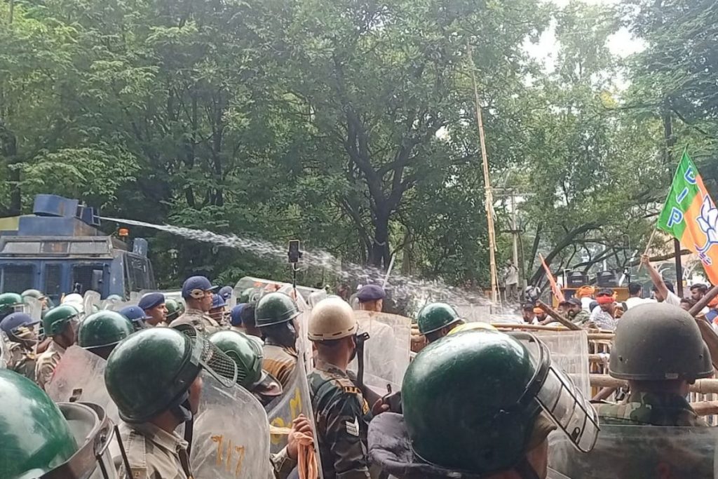 Video: मोरहाबादी रणक्षेत्र में तब्दील, भाजपा की युवा आक्रोश रैली पर दागे आंसू गैस के गोले, हुई पानी की बौछार, कई घायल 4 Bjp Yuva Aakrosh Rally Today