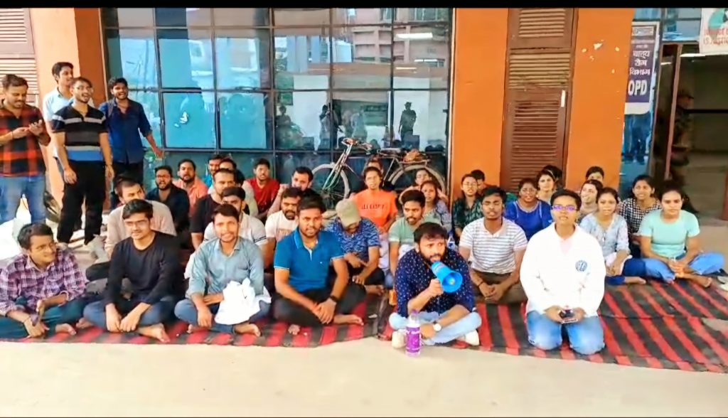 'वी वांट जस्टिस, नो सेफ्टी नो ड्यूटी' से गूंजा बेतिया का जीएमसीएच, Igims पटना में इमरजेंसी सेवा भी बंद… 1 Doctors Strike 1