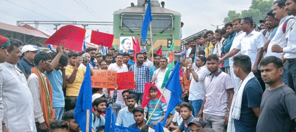 Photos: भारत बंद का बिहार में दिखा असर, ट्रेन व वाहनों को रूकवाया, यात्री व परीक्षार्थी दिखे परेशान 4 F355D993 68D5 459A 9023 A3A3548F46Df