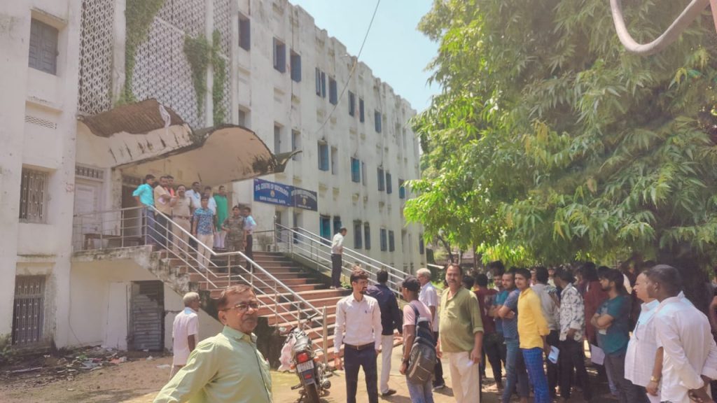 गया में सिपाही भर्ती परीक्षा सेंटर के हॉल में शॉर्ट सर्किट से लगी आग, छह सीसीटीवी कैमरे हुए खराब 1 Gaya News 3