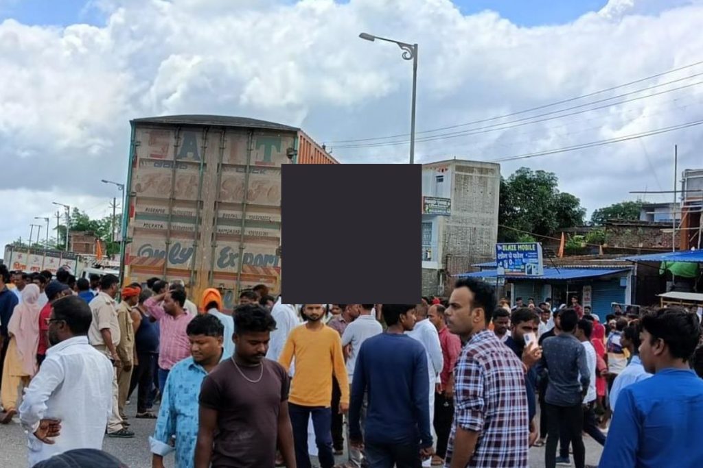 Road Accident In Giridih: बगोदर से धनबाद जा रहे कंटेनर ने 4 लोगों को रौंदा, महिला की मौत, 3 घायल 1 Giridih Road Accident