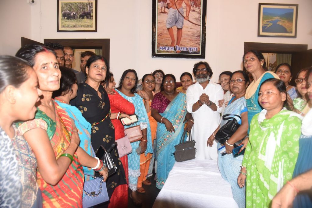 Photos: जमशेदपुर में कल्पना सोरेन के सामने हेमंत सोरेन ने कान पकड़कर किनसे मांगी माफी, जानें पूरा मामला 1 Hemant Soren With Women Jmm Workers