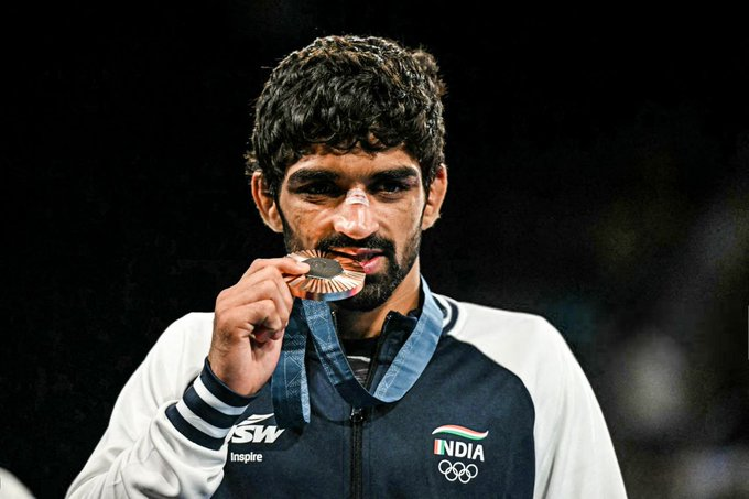 Olympics: Aman Sehrawat ने 10 घंटे में 4.6 किलोग्राम वजन घटाकर जीता ब्रोंज 1 Image 139