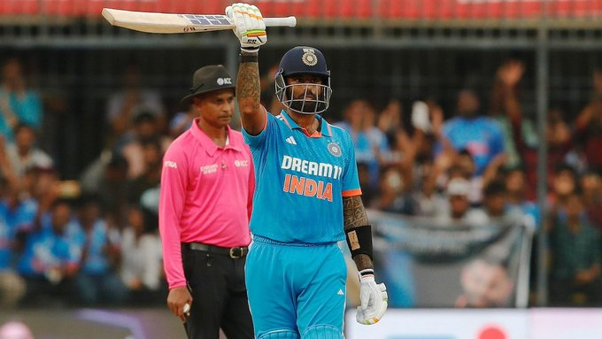 Suryakumar Yadav पहुंचे न्यूयॉर्क यांकीज के घर, तोहफे में मिली खास जर्सी, देखें वीडियो 1 Image 157