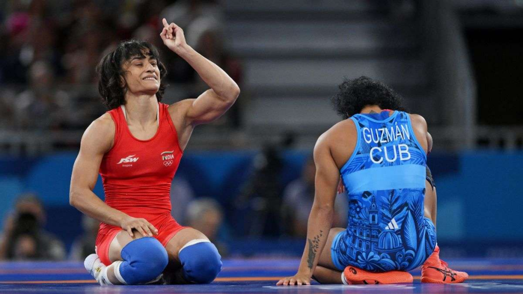 पेरिस ओलंपिक से घर लौटने पर रो पड़ी Vinesh Phogat, हुआ भव्य स्वागत, देखें वीडियो 2 Image 207