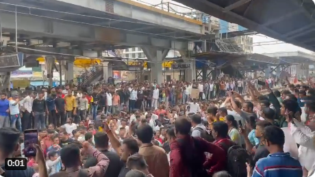 Maharashtra: दो नाबालिग लड़कियों के कथित यौन उत्पीड़न के विरोध में, बदलापुर स्टेशन पर 'रेल रोको' अभियान 1 Image 245