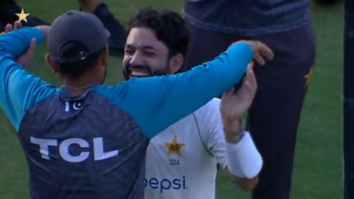 Pak Vs Ban:बांग्लादेश टेस्ट के दौरान मोहम्मद रिजवान ने बाबर आज़म की तरफ़ बल्ला फेंका. इसके बाद हुआ ये 1 Image 288