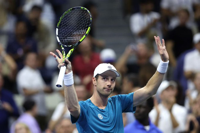 Us Open 2024 में बड़ा उलटफेर, Carlos Alcaraz दूसरे दौर में हारकर बाहर 2 Image 386