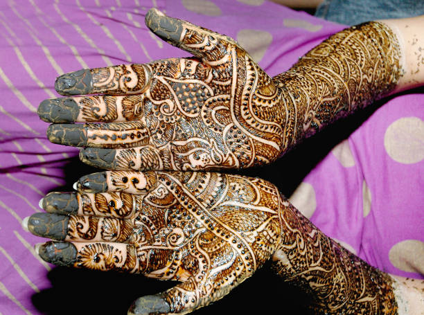 Latest Simple Mehndi Design: इस रक्षाबंधन अपके हाथों पर बहुत सुंदर लगेंगे ये मेहंदी डिजाइन 3 Istockphoto 1142792499 612X612 1